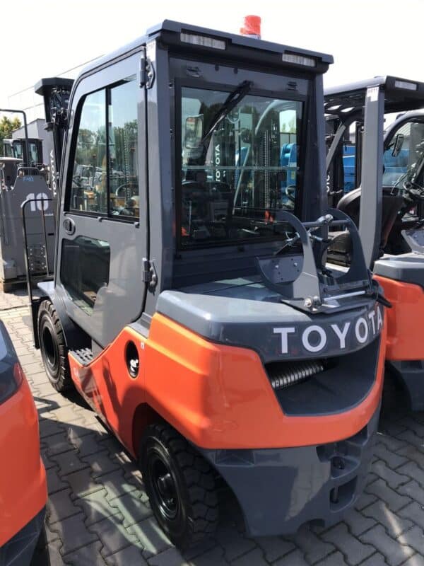 WÓZEK WIDŁOWY TOYOTA 02-8FGF25