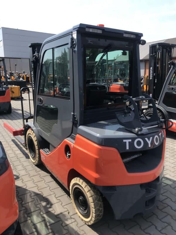 WÓZEK WIDŁOWY TOYOTA 02-8FGF25