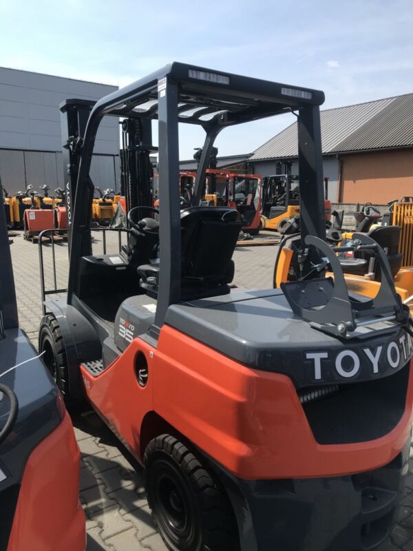 WÓZEK WIDŁOWY TOYOTA 02-8FGJF35