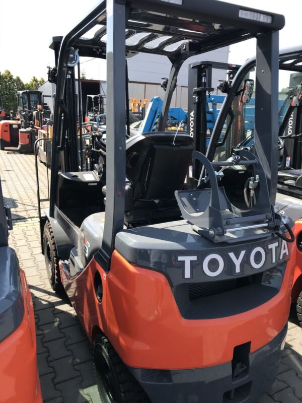 WÓZEK WIDŁOWY TOYOTA 02-8FGF18