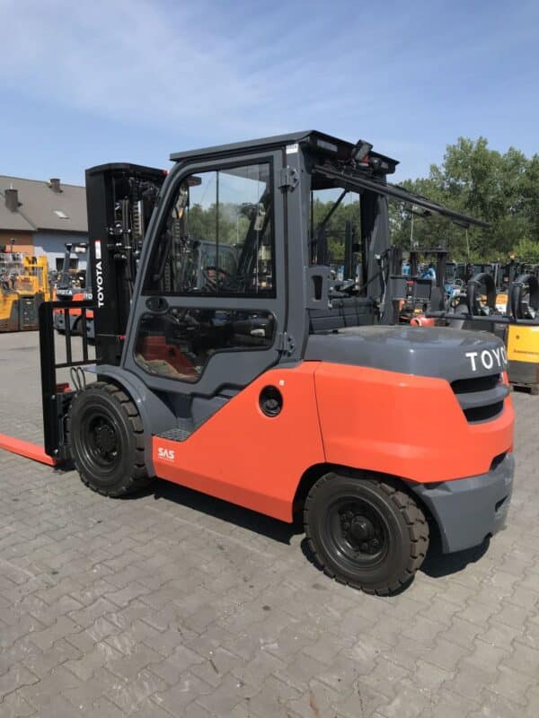 WÓZEK WIDŁOWY TOYOTA 8FG45N