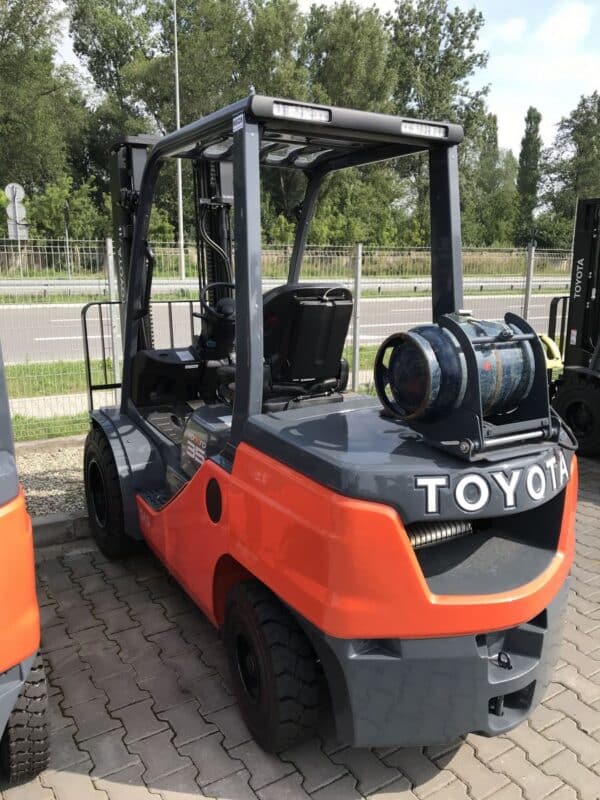 WÓZEK WIDŁOWY TOYOTA 02-8FGJF35