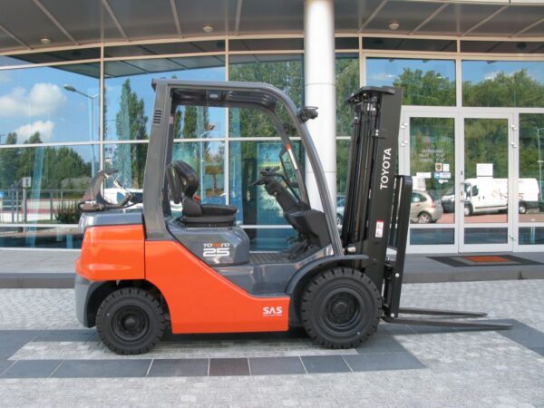WÓZEK WIDŁOWY TOYOTA 02-8FGF25