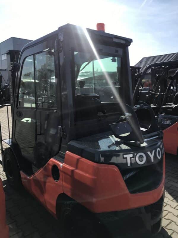 WÓZEK WIDŁOWY TOYOTA 02-8FGF25