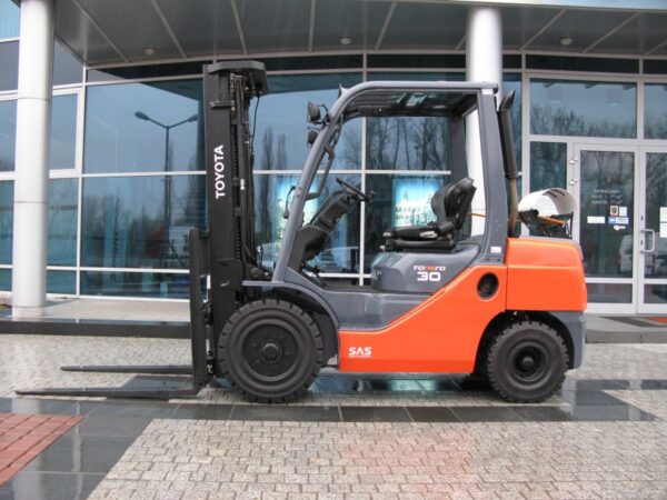 WÓZEK WIDŁOWY TOYOTA 02-8FGF30