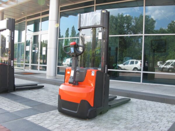 WÓZEK WIDŁOWY TOYOTA SWE120