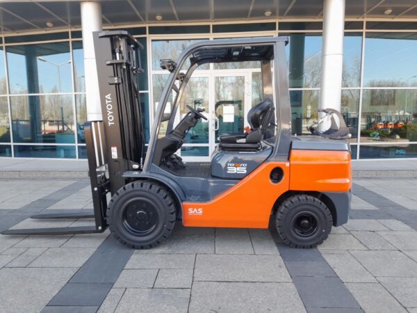 WÓZEK WIDŁOWY TOYOTA 02-8FGJF35