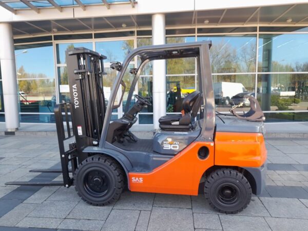 WÓZEK WIDŁOWY TOYOTA 02-8FGF30