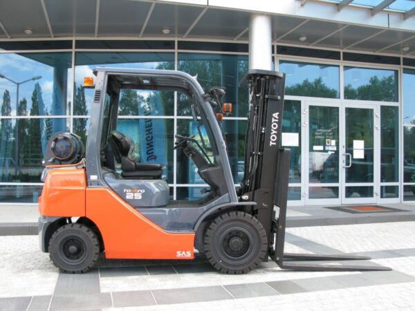 WÓZEK WIDŁOWY TOYOTA 02-8FGF25