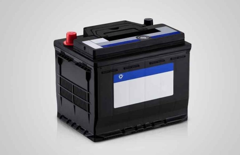 uzupełnianie elektrolitu w akumulatorze